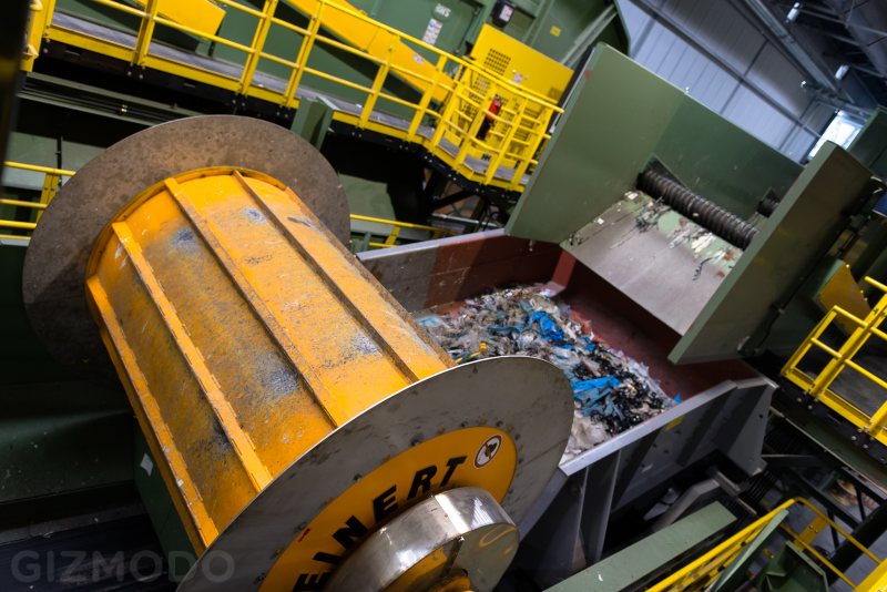 Illustration for article titled A Tour of the Largest Commingled Recycling Plant in the U.S.